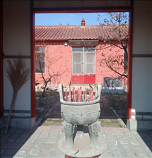 乡村“半仙”黑历史：文盲、前科、村霸，害死妇女后取保在外，警方一来就装病