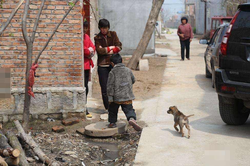这个名叫健康的小男孩，他的生活似乎是在嘲讽他的名字