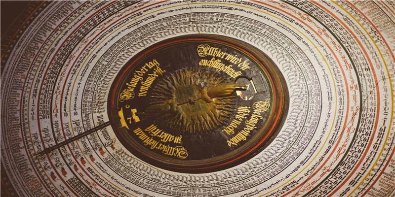 女孩脸上有痣，“长对地方”是美人胚子的象征，留着反而变更美