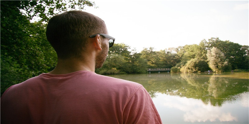 俄罗斯瑞士冬奥打起来了！冰球干架竟是传统，现场群殴太喜感