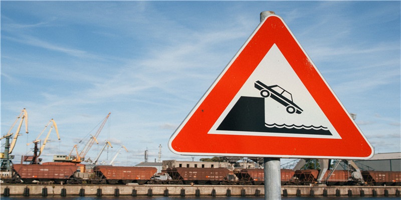 俄罗斯瑞士冬奥打起来了！冰球干架竟是传统，现场群殴太喜感