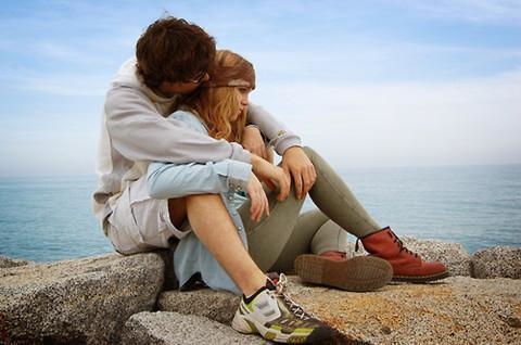 2、男人亲女人私下是不是真的爱你?:和男人接吻时的女人有哪几个动作，是真的爱上你了？