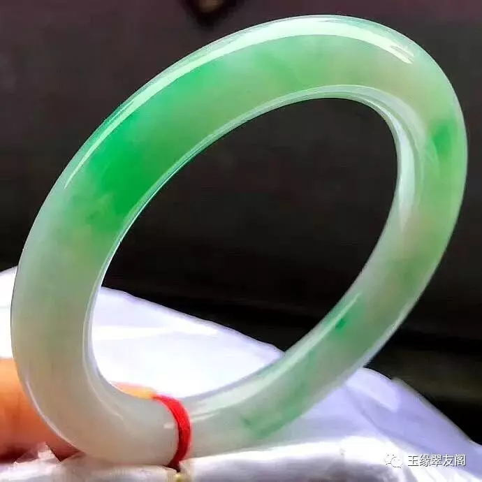 4、女性玉手镯千万不要戴在左手:女人玉镯是戴左手还是右手好