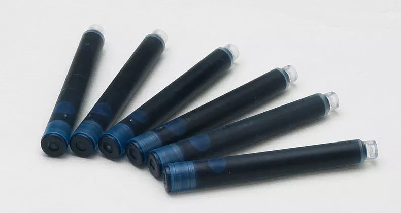 3、可换墨囊直液式钢笔怎么用?就是怎么把墨囊装上去,麻烦清楚点,谢谢。