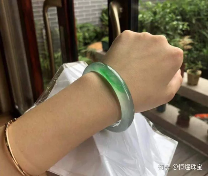 3、女性玉手镯千万不要戴在左手:女人戴玉镯应该左手还是右手