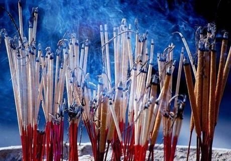 2、烧香出现两长一短有什么预兆:烧香两长一短代表什么