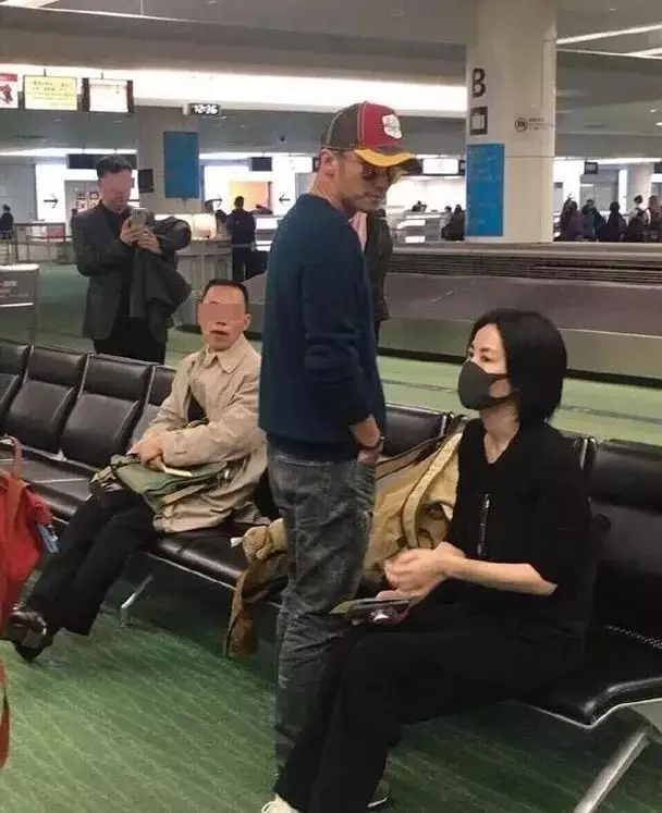 3、50岁王菲挺大肚痛哭:王菲50岁依旧活得潇洒肆意,年龄对女人来说重要吗?