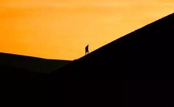 2、被几个人日的走不了路:有些路只能两个人一起走,你怎么看呢?