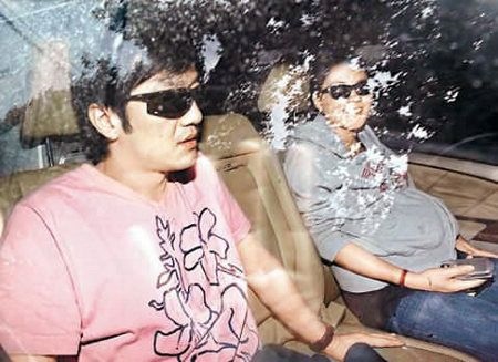 2、50岁王菲挺大肚痛哭:王菲现在已经50岁了,她为何能活得如此的潇洒?