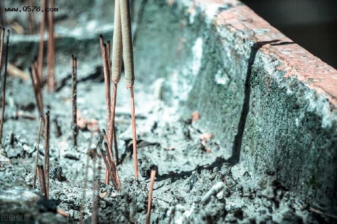 2、上香香灰很长不掉的寓意