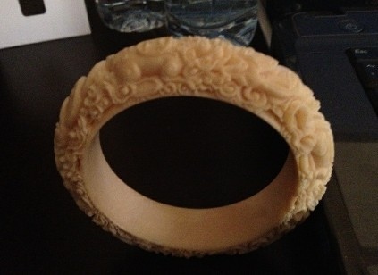 2、女生可以玩象牙手串吗?有人说女生不适合戴象牙手串是真的吗？