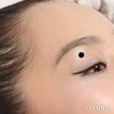 2、女生右眉毛眉头上方有痣，好不？