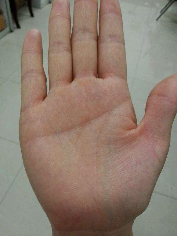 2、男孩右手断掌纹的命运如何