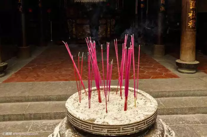 3、烧香时为什么烧三根，是什么意思？