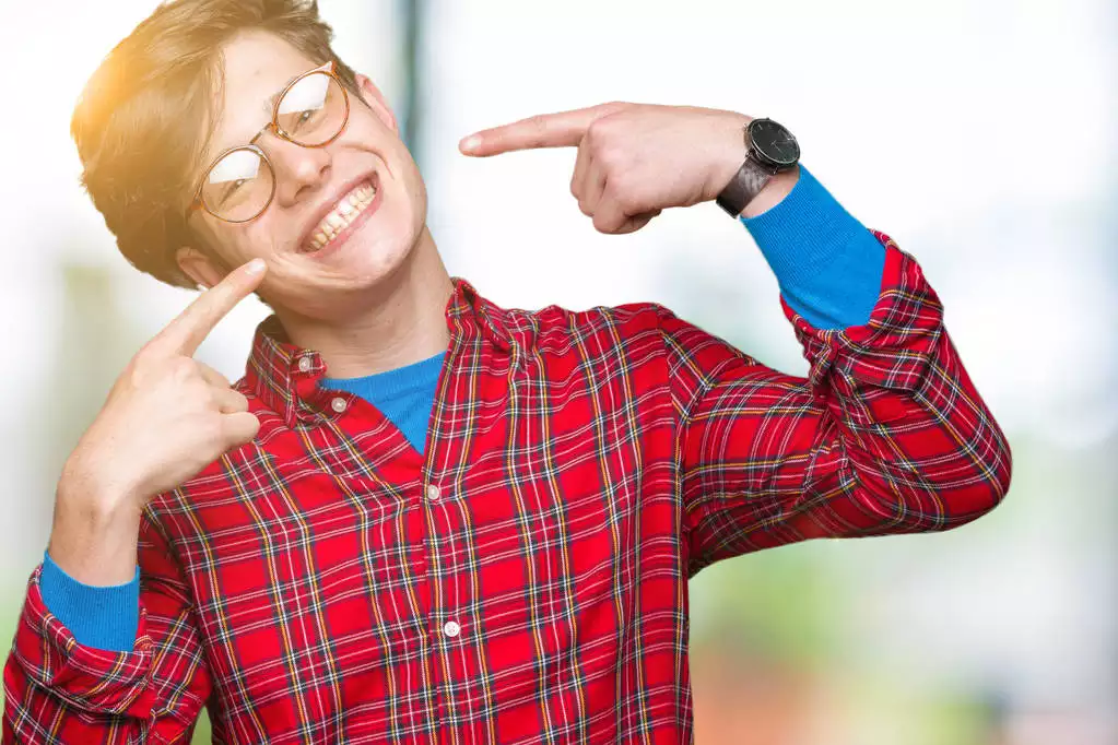 4、接吻时，男朋友他用一只手抱着我的头，一只手的大拇指伸进我嘴巴里。这是为什么？