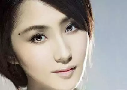3、右眉毛上面有痣的女人