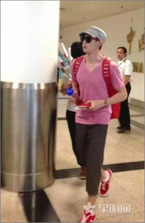 4、忘记在哪看的图了，宋茜抱着我结时候跟Nichkhun的名儿，还有Nichkhun弄了一个日的横幅，那是那的啊