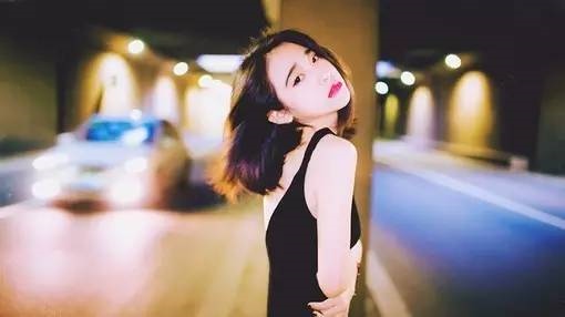 2、无聊玩微信，搜索附近的人，看到一妹子，头像挺好看，名字叫，就点进去看下她的资料，发现她的