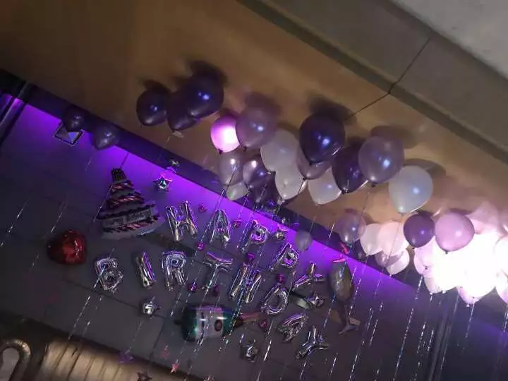 4、在ktv包间里跟女友亲热好么？怕不怕被别人看到？有什么好地方可以亲热？除了宾馆和家