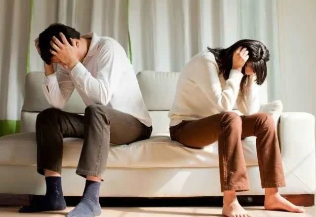 2、老婆要和我离婚，而且态度很坚决，怎么办呀？