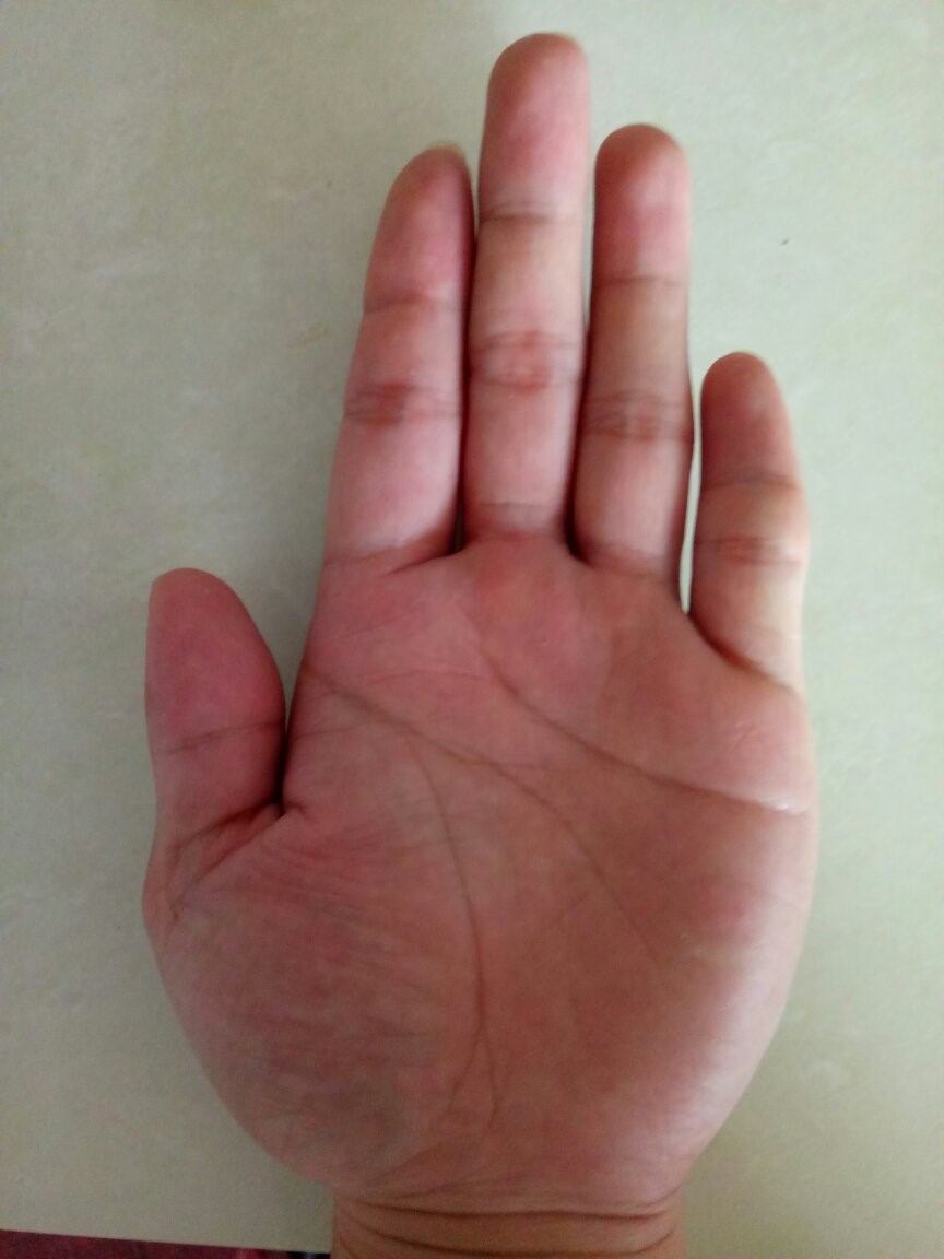 2、微信上免费看手相是真的假的？女生免费的那种