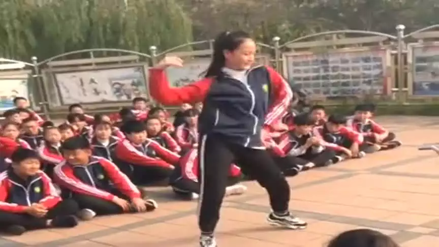 4、前几天我和一个学打赌输了。根据我们的合同,我要上她家接受他的惩罚。请问他会怎样惩罚我？我也是女的