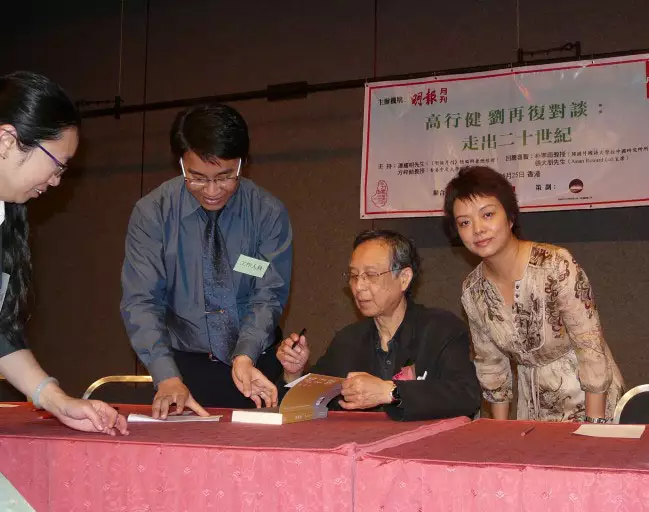 3、高行健是**位诺贝尔文学奖的华裔作家，为什么但国内似乎默默无闻。连“世纪六十家”也未收录？