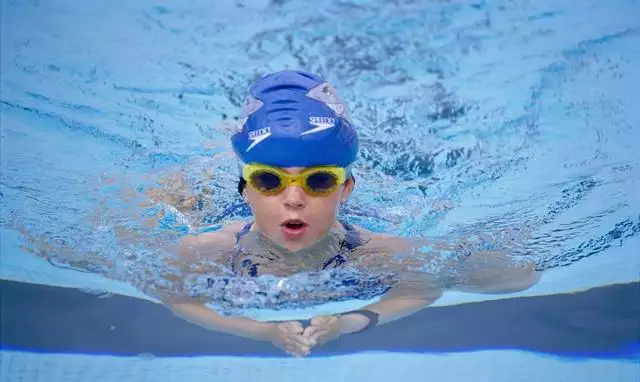 4、蛙泳的基本步骤和动作要领是？