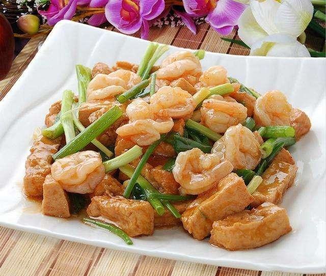 2、各位饭馆吃饭一般都点些什么菜？ 6人左右