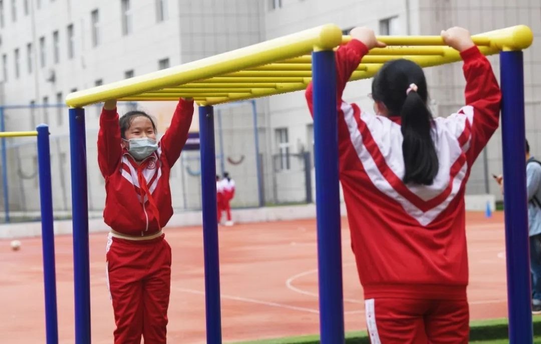 2、一个小学六年级的男生居然喜欢上了一个初二的女生，我想问下，这正常吗