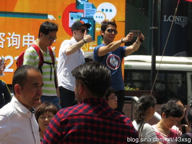 2、吉他谱上一个b一个下扫什么意思？