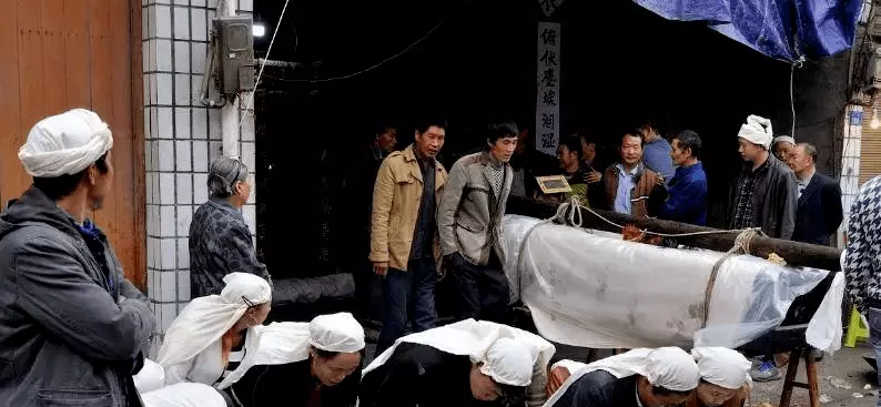 4、当家里的老人去世,面色很安祥,是不是他的后代要走好运了