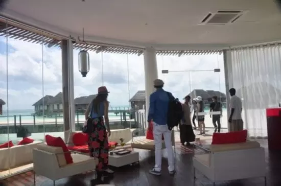 3、宋茜尼坤马尔代夫晚上做游戏时的背景音乐