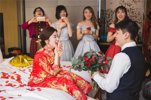 2、我想知道刚新婚的你们**要做几次那个啊？