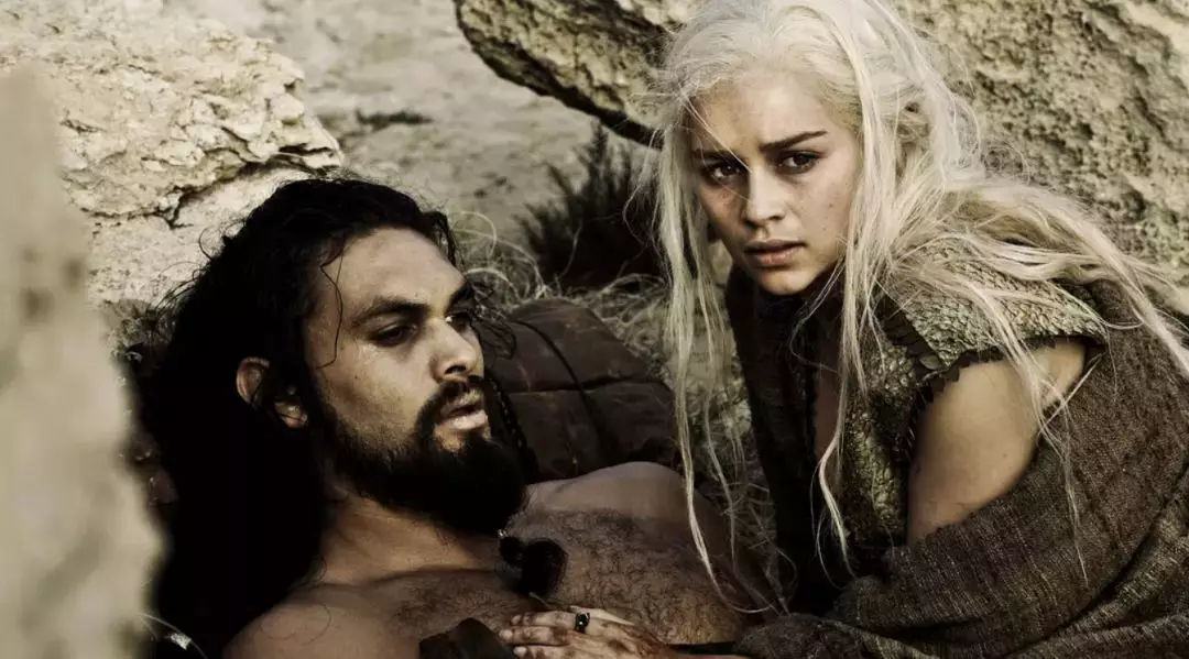 2、权力的游戏龙妈和马王浴缸的那场戏是第几集?