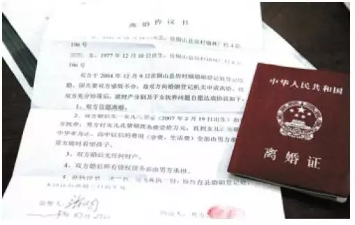 4、离婚案件里，什么情况下，法官在**审就判离？谢谢！