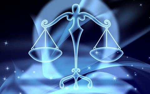 1、天秤男对你有好感的暗示天秤男遇到心动的人后