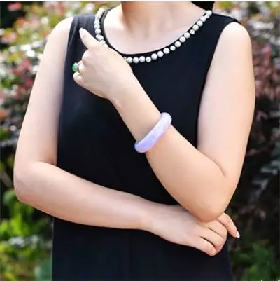 1、玉镯为什么不能双手戴？