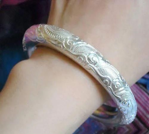 1、银手镯是带左手，还是带右手好呢？