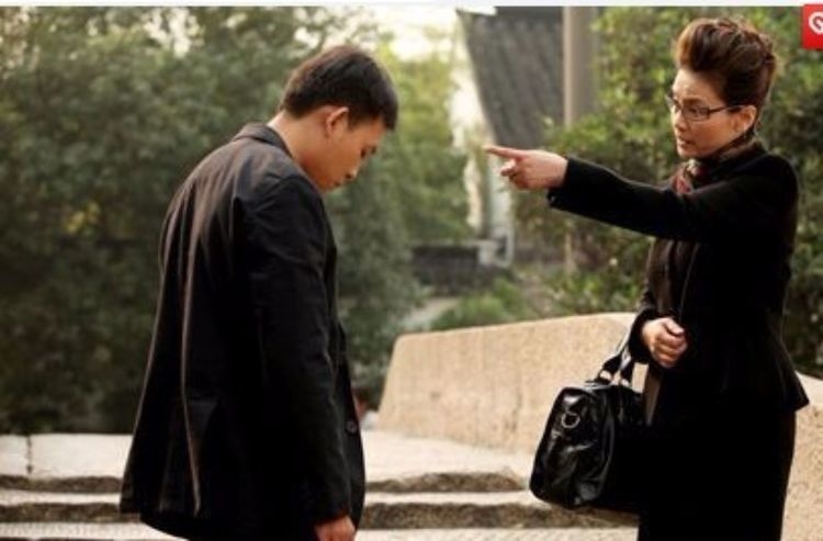 2、高个子走在屋檐下，不得不低头。猜一生肖