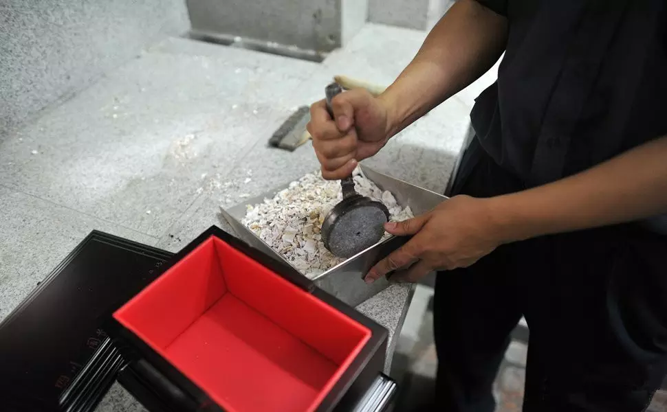 4、烧香时有一根香烧到一半灭了，灭掉的那根香怎么处理，是扔掉还是