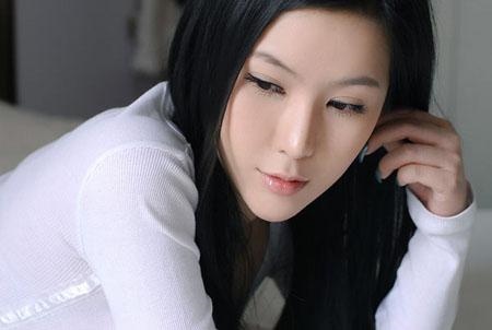 2、假如你的老婆晚上一直哭不说原因，但是你明天早上还要上班，你会先安慰她，还是搬到另外的房间睡觉？