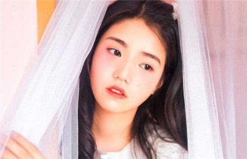 2、摩羯座男生喜欢被女生亲什么地方 摩羯男最渴望被强吻