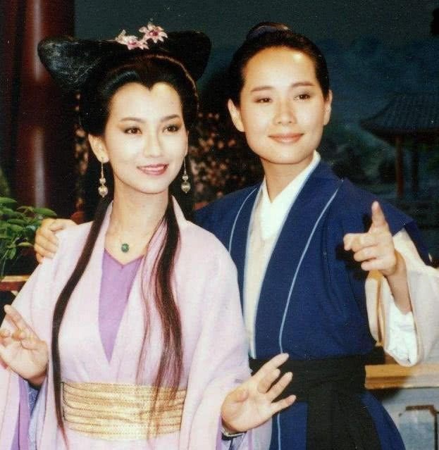 2、原谅花心丈夫，32年丁克婚姻，57岁叶童，她的深爱有多厚重？