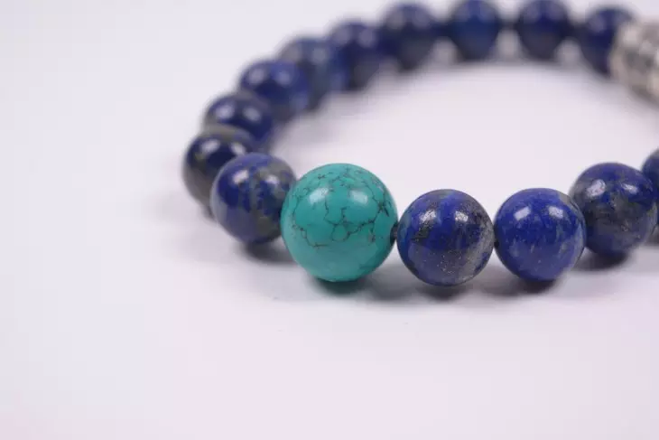 3、属鼠人戴青金石手串好吗