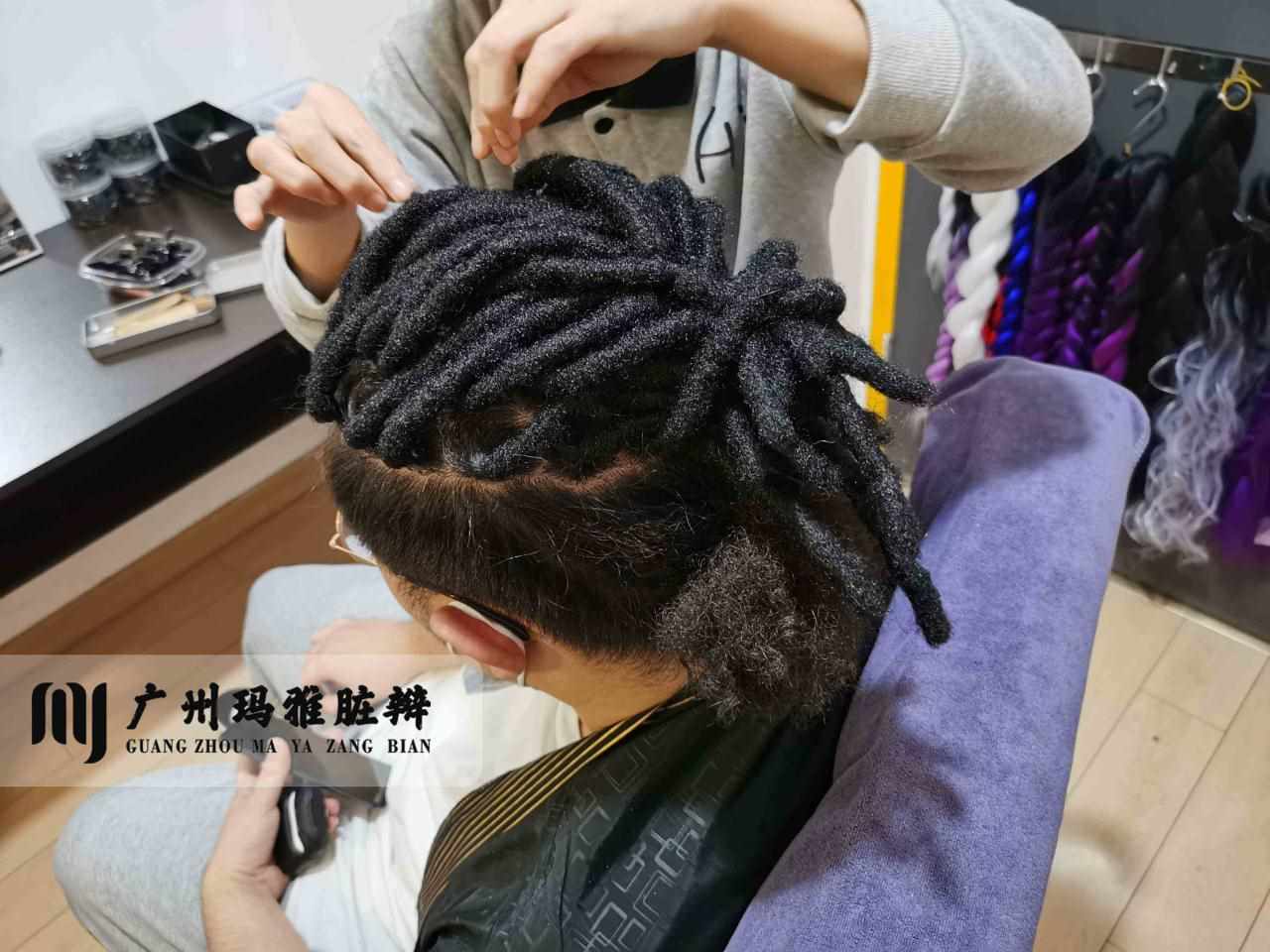 2、5人花3小时为女子编脏辫，编完后女子称元太贵，你如何看待此事？