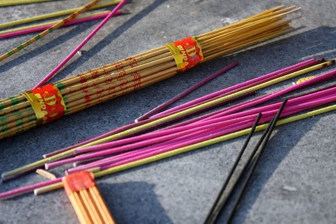 2、香灰向外弯的是什么征兆？