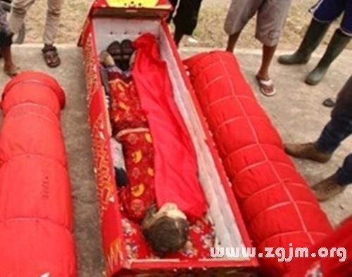 2、梦见红色的棺材是什么意思