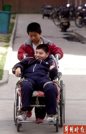 1、怎样判断宝宝是不是脑瘫儿?多大才能知道?