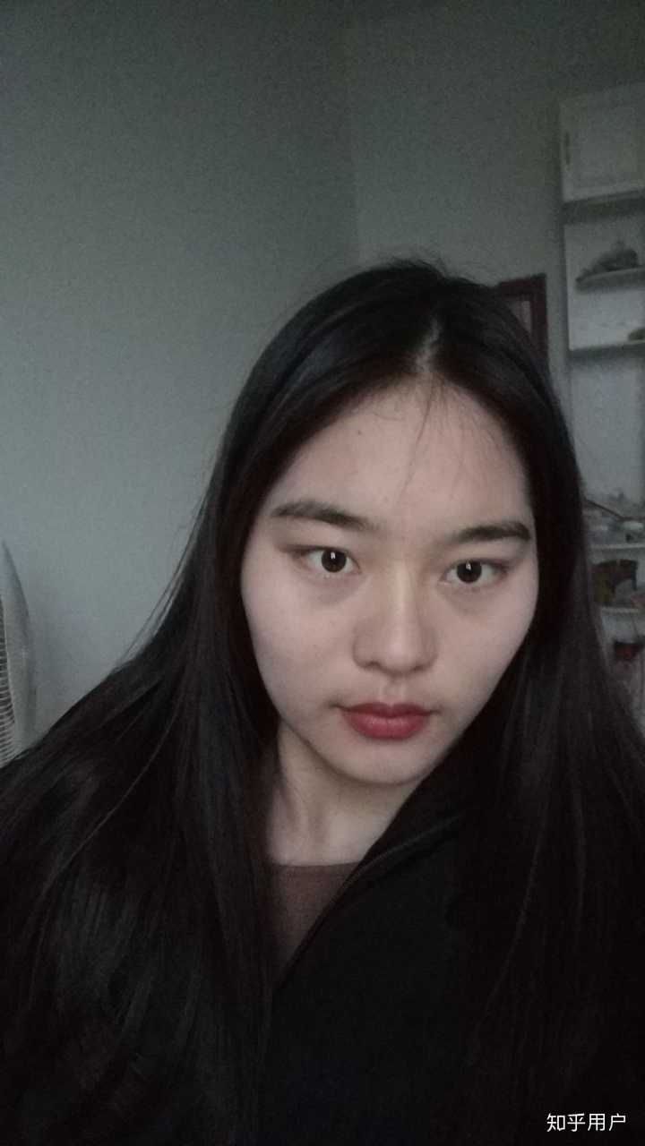 2、额头窄,太阳穴凹陷,高颧骨,腮帮肉多,小鼻子,下巴翘,耳大却薄无是生来就命苦的吗?